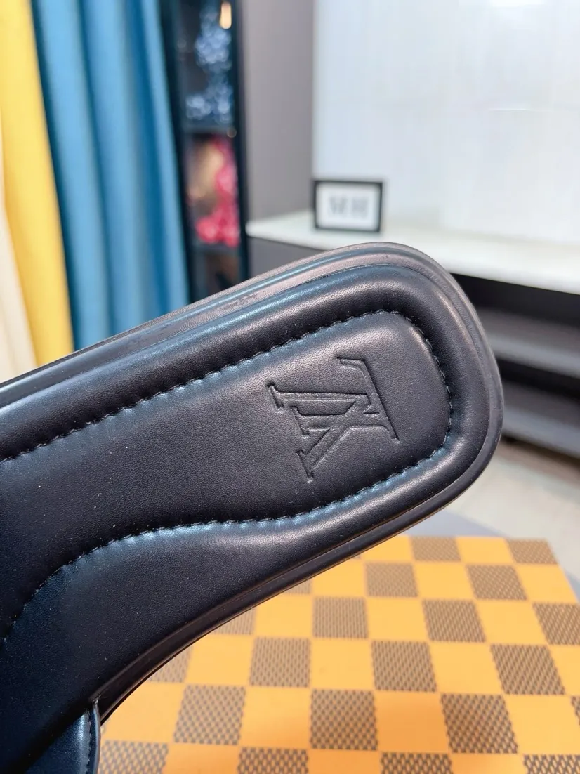 Men's shoes 💰340🌹🌹 (lv-Louis Vuitton) New men's slippers, high-end boutique, exquisite embossed logo decoration on the upper, fine workmanship, super soft soles, casual, loose and comfortable, a must-have in summer! \nsize：38-44